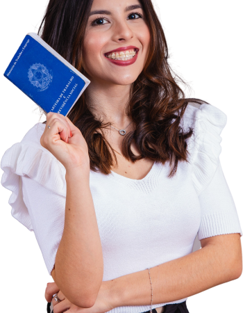 Mulher bonita com roupa branca segurando carteira de trabalho